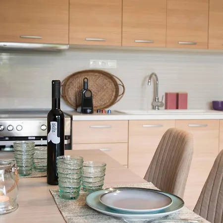 Destinesia Luxury Apt With Balcony, 1min From The Sea アパート