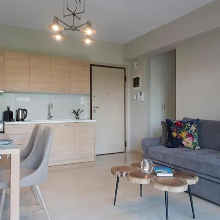 Destinesia Luxury Apt With Balcony, 1min From The Sea アパート