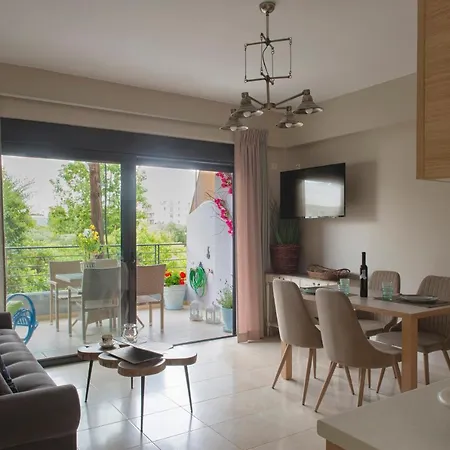 Destinesia Luxury Apt With Balcony, 1min From The Sea * クシロカストロ
