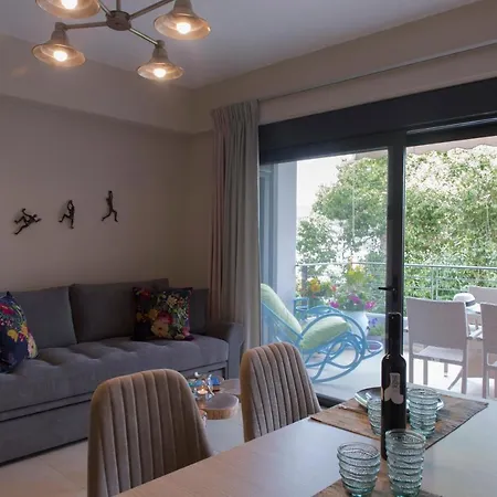 Destinesia Luxury Apt With Balcony, 1min From The Sea クシロカストロ